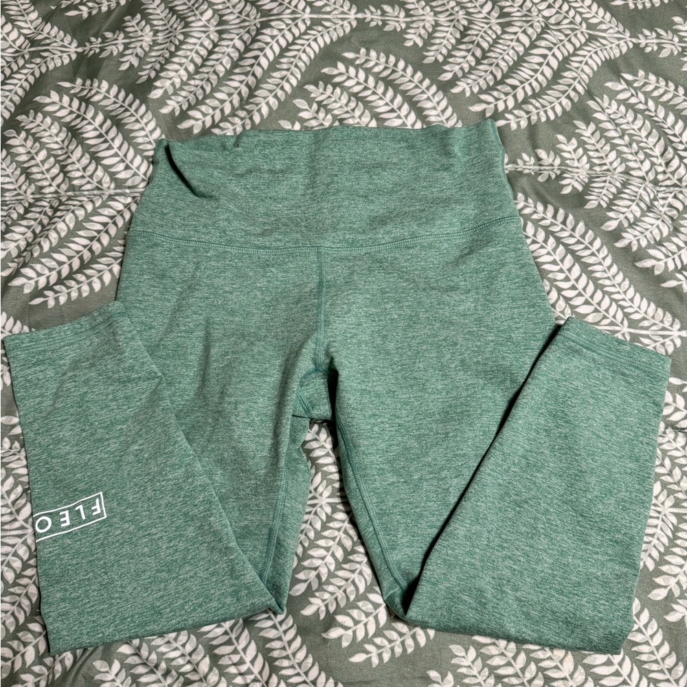 Fleo capri 21” bounce material leggings.